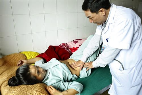 Bệnh viện đa khoa tỉnh Điện Biên tiếp nhận và làm chủ nhiều kỹ thuật cao như: phẫu thuật nội soi tán sỏi tiết niệu ngược dòng bằng laser; kỹ thuật chụp, phân tích kết quả cắt lớp vi tính trong cấp cứu ngoại khoa; điều trị bảo tồn chấn thương tạng đặc; phẫu thuật chấn thương - vết thương mạch máu ngoại vi và điều trị ung thư. Ảnh: Dương Ngọc - TTXVN Bệnh viện đa khoa tỉnh Điện Biên tiếp nhận và làm chủ nhiều kỹ thuật cao như: phẫu thuật nội soi tán sỏi tiết niệu ngược dòng bằng laser; kỹ thuật chụp, phân tích kết quả cắt lớp vi tính trong cấp cứu ngoại khoa; điều trị bảo tồn chấn thương tạng đặc; phẫu thuật chấn thương - vết thương mạch máu ngoại vi và điều trị ung thư. Ảnh: Dương Ngọc - TTXVN