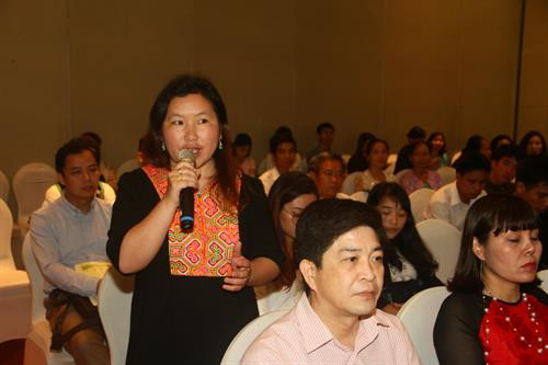 Đại biểu dân tộc thiểu số khởi nghiệp Tẩn Thị Su – giám đốc doanh nghiệp Sapa O’Châu chia sẻ con đường dẫn đến thành công và kiến nghị cần có sự giúp đỡ để đưa sản phẩm đi xa hơn, bảo vệ sản phẩm bền vững và lâu dài.