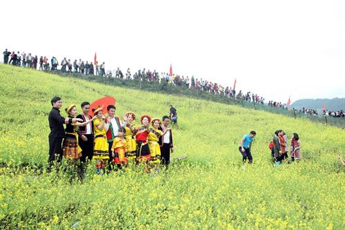 Du khách thập phương trẩy hội Mù Là. Ảnh: Bùi Đức Hiếu-TTXVN