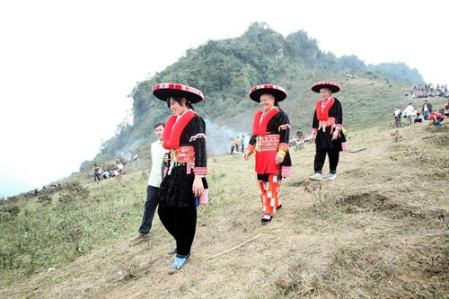 Người dân tộc Dao đỏ trẩy hội Mù Là. Ảnh: Bùi Đức Hiếu-TTXVN