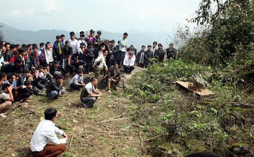 Du khách xem thi chim . Ảnh: Bùi Đức Hiếu-TTXVN