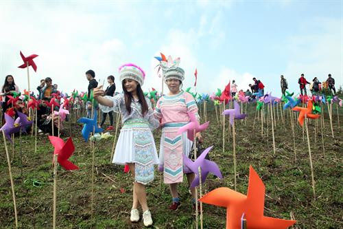 Các cô gái dân tộc Mông trẩy hội Mù Là. Ảnh: Bùi Đức Hiếu-TTXVN