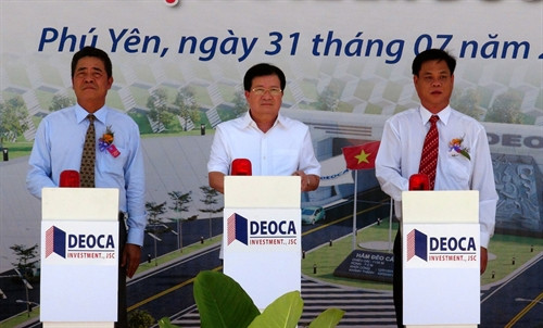 Phó Thủ tướng Chính phủ Trịnh Đình Dũng và các đại biểu phát lệnh thông hầm. Ảnh: Xuân Triệu - TTXVN