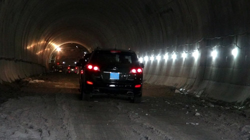 Phương tiện giao thông đi qua hầm Đèo Cả. Ảnh: Xuân Triệu - TTXVN