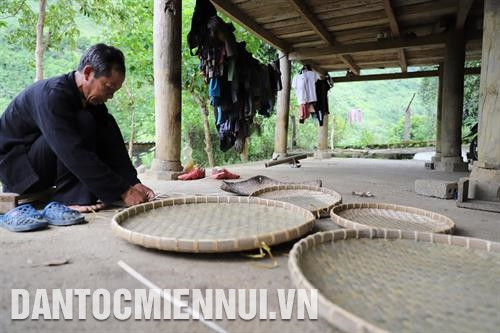 Đan lát - một trong những nghề truyền thống của người Mảng. Ảnh: An Thành Đạt