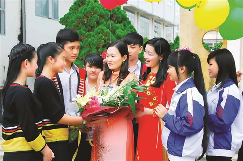 Cô và trò trường Phổ thông Dân tộc nội trú tỉnh Gia Lai trong ngày khai giảng năm học mới 2016 - 2017 Cô và trò trường Phổ thông Dân tộc nội trú tỉnh Gia Lai trong ngày khai giảng năm học mới 2016 - 2017