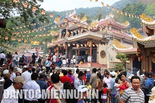 Mỗi dịp xuân về, hàng triệu du khách lại đến thăm viếng chùa Bà. Ảnh: Lê Đức Hoảnh Hiện nay, du khách có thể lên chùa Bà hoặc lên đỉnh núi tham quan bằng hệ thống cáp treo. Ảnh: Lê Đức Hoảnh Đường lên chùa Hòa Đồng . Ảnh: Lê Đức Hoảnh