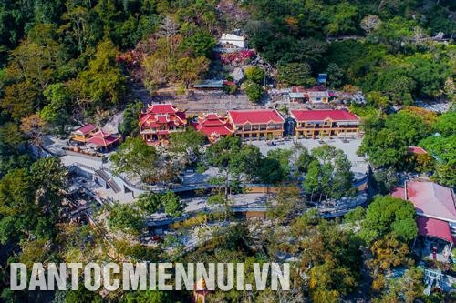 Khu vực Linh Sơn Thiên Thạch động (điện Bà) được mở rộng theo hình ruộng bậc thang để du khách dễ dàng ngắm cảnh. Ảnh: Lê Đức Hoảnh