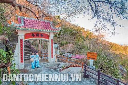 Mỗi dịp xuân về, hàng triệu du khách lại đến thăm viếng chùa Bà. Ảnh: Lê Đức Hoảnh Hiện nay, du khách có thể lên chùa Bà hoặc lên đỉnh núi tham quan bằng hệ thống cáp treo. Ảnh: Lê Đức Hoảnh Đường lên chùa Hòa Đồng . Ảnh: Lê Đức Hoảnh