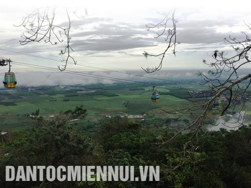 Mỗi dịp xuân về, hàng triệu du khách lại đến thăm viếng chùa Bà. Ảnh: Lê Đức Hoảnh Hiện nay, du khách có thể lên chùa Bà hoặc lên đỉnh núi tham quan bằng hệ thống cáp treo. Ảnh: Lê Đức Hoảnh Đường lên chùa Hòa Đồng . Ảnh: Lê Đức Hoảnh