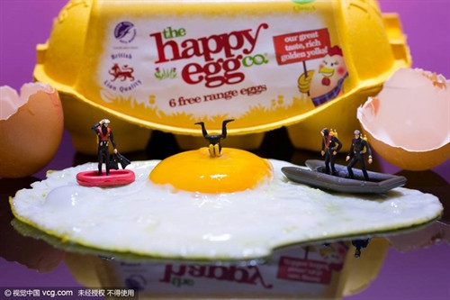 David Gilliver sử dụng những món đồ ăn và vật dụng hàng ngày để xây dựng thế giới của người tí hon. (Nguồn: CCTVNewS)