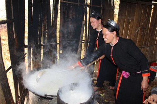 Những người phụ nữ khéo léo chuẩn bị món ăn cho các mâm cỗ. Những người phụ nữ khéo léo chuẩn bị món ăn cho các mâm cỗ.