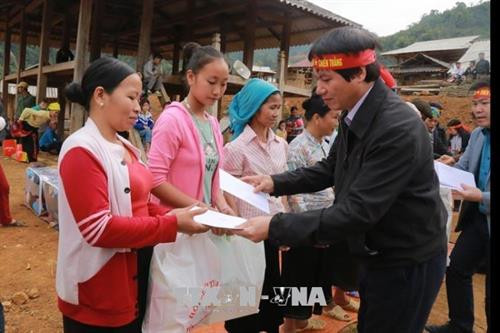 Chủ tịch HĐND tỉnh Hòa Bình Trần Đăng Ninh trao quà tết cho các hộ nghèo xã Đồng Nghê. Ảnh : Vũ Thị Hà- TTXVN Chủ tịch HĐND tỉnh Hòa Bình Trần Đăng Ninh trao quà tết cho các hộ nghèo xã Đồng Nghê. Ảnh : Vũ Thị Hà- TTXVN