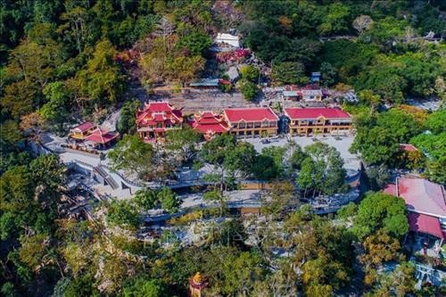 Toàn cảnh Linh Sơn Thiên Thạch động (Ðiện Bà). Ảnh: Lê Đức Hoảnh - TTXVN