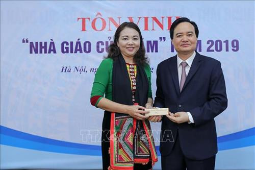 Cô Nguyễn Thị Kim Anh được tôn vinh "Nhà giáo của năm". Ảnh: Bích Huệ - TTXVN