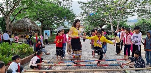 Cô Nguyễn Thị Kim Anh nhảy sạp cùng với học sinh trường Tiểu học Châu Khê (Con Cuông, Nghệ An). Ảnh: Bích Huệ - TTXVN