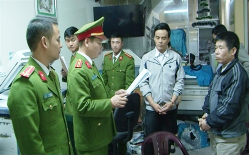 Phòng Cảnh sát Kinh tế (Công an tỉnh Thanh Hóa) thi hành lệnh bắt tạm gia đối với Nguyễn Văn Hân. (ảnh: baothanhhoa.vn) Phòng Cảnh sát Kinh tế (Công an tỉnh Thanh Hóa) thi hành lệnh bắt tạm gia đối với Nguyễn Văn Hân. (ảnh: baothanhhoa.vn)