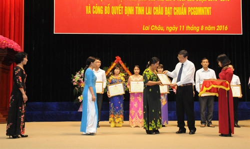 Các tập thể có thành tích suất sắc trong công tác phổ cập giáo dục mầm non cho trẻ năm tuổi được nhận Bằng khen của Bộ Giáo dục và Đào tạo. Ảnh: Nguyễn Công Hải - TTXVN Các tập thể có thành tích suất sắc trong công tác phổ cập giáo dục mầm non cho trẻ năm tuổi được nhận Bằng khen của Bộ Giáo dục và Đào tạo. Ảnh: Nguyễn Công Hải - TTXVN