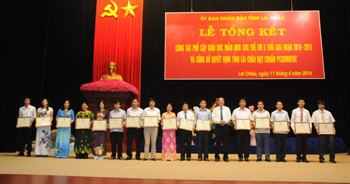 Các cá nhân có thành tích suất sắc trong công tác phổ cập giáo dục mầm non cho trẻ năm tuổi được nhận Bằng khen của Bộ Giáo dục và Đào tạo. Ảnh: Nguyễn Công Hải – TTXVN Các cá nhân có thành tích suất sắc trong công tác phổ cập giáo dục mầm non cho trẻ năm tuổi được nhận Bằng khen của Bộ Giáo dục và Đào tạo. Ảnh: Nguyễn Công Hải – TTXVN