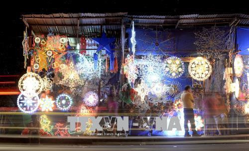 Ánh sáng từ một quầy hàng trên đường phố Manila, Philippines. Ảnh: AFP/ TTXVN Ánh sáng từ một quầy hàng trên đường phố Manila, Philippines. Ảnh: AFP/ TTXVN