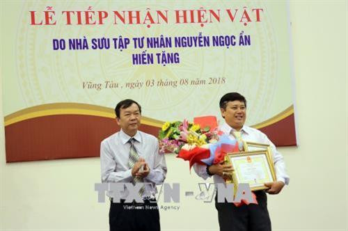 UBND tỉnh, Sở VHTT tỉnh Bà Rịa-Vũng Tàu tặng bằng khen cho nhà sưu tập Nguyễn Ngọc Ẩn. Ảnh: Đoàn Mạnh Dương-TTXVN