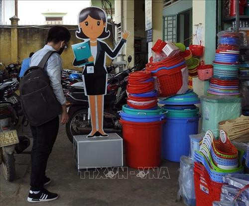 Khi có người đi qua, cô “Nhân viên tự động” nhắc nhở mọi người thực hiện phòng dịch Covid- 19. Ảnh Cao Nguyên - TTXVN