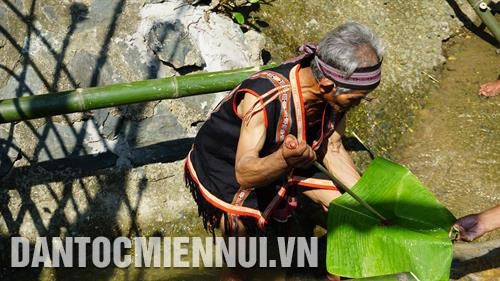 Gan gà được chia thành những phần nhỏ để cúng thần. Ảnh: Nam Sương