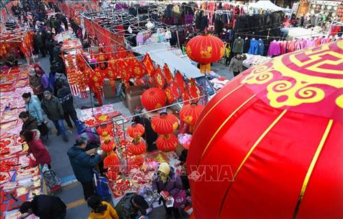 Mua sắm chuẩn bị Tết Kỷ Hợi tại tỉnh Sơn Đông, Trung Quốc. Ảnh: THX/TTXVN Mua sắm chuẩn bị Tết Kỷ Hợi tại tỉnh Sơn Đông, Trung Quốc. Ảnh: THX/TTXVN