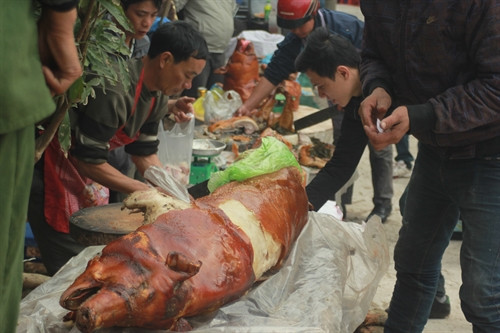 Phần đông du khách đến hội chùa Bắc Nga đều tổ chức mua thịt lợn quay và các đồ ăn dân dã khác, tập trung thành từng nhóm trên các sườn đồi, bãi sông để vừa ngắm cảnh hội vừa thưởng thức thịt lợn quay. Khi quay phải quay đều tay, quá trình quay một chú lợn mất khoảng hai đến ba tiếng, tùy theo trọng lượng. Trước khi quay lợn, bên trong bụng lợn được tẩm ướp gia vị mặn ngọt và được nhồi lá mắc mật - một loại nguyên liệu làm nên hương vị thơm ngon cho thịt. Thịt lợn được các chủ quán nhập về là những chú lợn được nuôi tại bản nên thịt rất chắc và thơm ngon. Du khách đến chùa Bắc Nga thường mua thịt lợn quay để vừa ngắm cảnh hội vừa thưởng thức đặc sản ẩm thực Xứ Lạng.