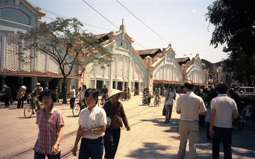 Chợ Đồng Xuân những năm 1960 - 1970, đông người dân qua lại. Ảnh: Flickr.
