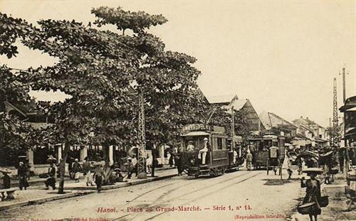 Trong hình là bến xe phía trước chợ những năm 1890. Thời điểm này, chợ được người Pháp gọi là Grand Marché nhưng Đồng Xuân vẫn là cái tên phổ biến được người dân thủ đô nhắc đến. Ảnh: Trams.