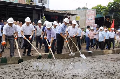 Các đại biểu thực hiện nghi lễ động thổ. Ảnh: Việt Dũng - TTXVN