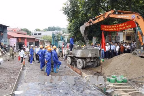 Phương tiện, máy móc thi công dự án. Ảnh: Việt Dũng - TTXVN