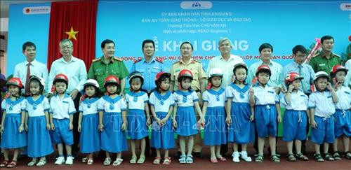 Trao mũ bảo hiểm cho các em học sinh lớp 1 trường tiểu học Chu Văn An, phường Mỹ Xuyên, thành phố Long Xuyên. Ảnh: Công Mạo - TTXVN Trao mũ bảo hiểm cho các em học sinh lớp 1 trường tiểu học Chu Văn An, phường Mỹ Xuyên, thành phố Long Xuyên. Ảnh: Công Mạo - TTXVN