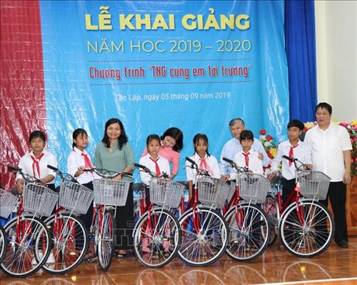 Tặng xe đạp cho học sinh Trường Trung học cơ sở Tân Lập (xã Tân Lập, huyện Kon Rẫy, tỉnh Kon Tum) nhân dịp khai giảng năm học mới 2019-2020. Ảnh: Cao Nguyên - TTXVN Tặng xe đạp cho học sinh Trường Trung học cơ sở Tân Lập (xã Tân Lập, huyện Kon Rẫy, tỉnh Kon Tum) nhân dịp khai giảng năm học mới 2019-2020. Ảnh: Cao Nguyên - TTXVN