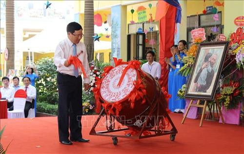 Phó Thủ tướng Phạm Bình Minh đánh trống khai giảng năm học 2019 – 2020. Ảnh: Tùng Lâm – TTXVN Phó Thủ tướng Phạm Bình Minh đánh trống khai giảng năm học 2019 – 2020. Ảnh: Tùng Lâm – TTXVN
