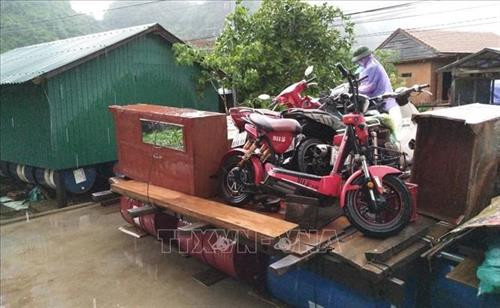 Người dân di chuyển đồ đạc, vật dụng của gia đình lên nhà phao, bè phao để tránh lũ. Ảnh: Võ Dung-TTXVN Người dân di chuyển đồ đạc, vật dụng của gia đình lên nhà phao, bè phao để tránh lũ. Ảnh: Võ Dung-TTXVN