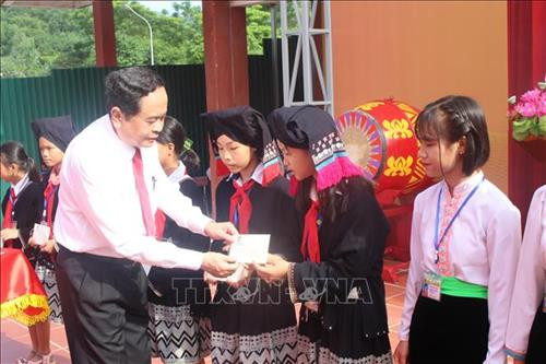 Chủ tịch Ủy ban Trung ương MTTQ Việt Nam Trần Thanh Mẫn tặng quà cho 15 em học sinh nghèo có nhiều nỗ lực vươn lên trong học tập. Ảnh: Vũ Hà -TTXVN Chủ tịch Ủy ban Trung ương MTTQ Việt Nam Trần Thanh Mẫn tặng quà cho 15 em học sinh nghèo có nhiều nỗ lực vươn lên trong học tập. Ảnh: Vũ Hà -TTXVN