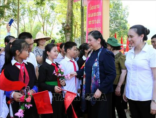 Phó Chủ tịch Thường trực Quốc hội Tòng Thị Phóng thăm trường Tiểu học và THCS xã Vĩnh Lạc. Ảnh: Phương Hoa - TTXVN Phó Chủ tịch Thường trực Quốc hội Tòng Thị Phóng thăm trường Tiểu học và THCS xã Vĩnh Lạc. Ảnh: Phương Hoa - TTXVN