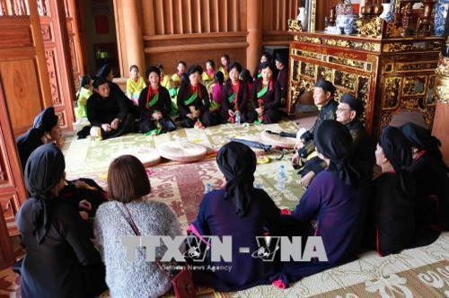 Sinh hoạt Quan họ trong nhà chứa Quan họ tại khu Đương Xá, phường Vạn An, thành phố Bắc Ninh, tỉnh Bắc Ninh. Ảnh: Thanh Thương – TTXVN