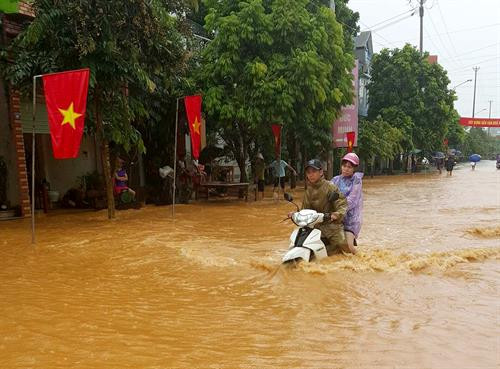 Nhiều tuyến đường ở thị trấn Sơn Dương, huyện Sơn Dương bị ngập lụt cục bộ. Ảnh: Văn Tý-TTXVN Nhiều tuyến đường ở thị trấn Sơn Dương, huyện Sơn Dương bị ngập lụt cục bộ. Ảnh: Văn Tý-TTXVN