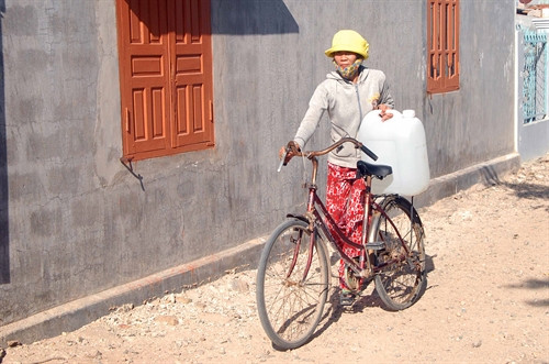 Với sự hỗ trợ nước của Quân khu 5, người dân thôn Khánh Tân đã có nước sạch sinh hoạt. Với sự hỗ trợ nước của Quân khu 5, người dân thôn Khánh Tân đã có nước sạch sinh hoạt.