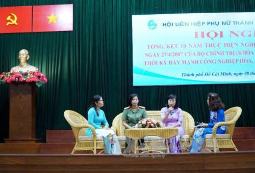 Giao lưu giữa đại diện các tập thể điển hình tại hội nghị. Ảnh: Phương Vy- TTXVN Giao lưu giữa đại diện các tập thể điển hình tại hội nghị. Ảnh: Phương Vy- TTXVN