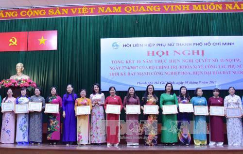 Tuyên dương các tập thể điển hình về công tác Phụ nữ thời kỳ đẩy mạnh công nghiệp hóa, hiện đại hóa đất nước. Ảnh: Phương Vy- TTXVN Tuyên dương các tập thể điển hình về công tác Phụ nữ thời kỳ đẩy mạnh công nghiệp hóa, hiện đại hóa đất nước. Ảnh: Phương Vy- TTXVN