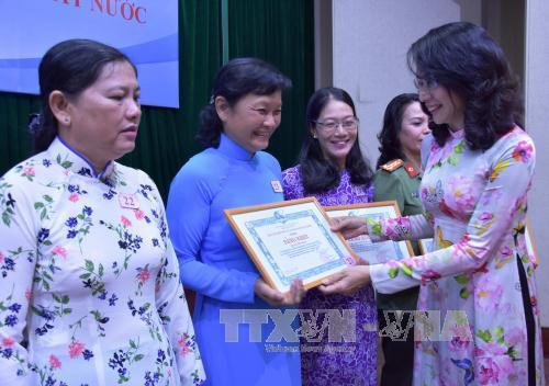 Tuyên dương các tập thể điển hình về công tác Phụ nữ thời kỳ đẩy mạnh công nghiệp hóa, hiện đại hóa đất nước. Ảnh: Phương Vy - TTXVN Tuyên dương các tập thể điển hình về công tác Phụ nữ thời kỳ đẩy mạnh công nghiệp hóa, hiện đại hóa đất nước. Ảnh: Phương Vy - TTXVN