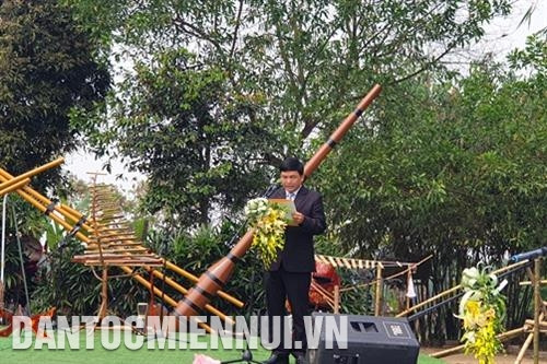 Ông Phạm Văn Quyến - Phó Trưởng Ban Quản lý Làng Văn hóa - Du lịch các dân tộc Việt Nam phát biểu khai mạc. Ảnh: Nam Sương Ông Phạm Văn Quyến - Phó Trưởng Ban Quản lý Làng Văn hóa - Du lịch các dân tộc Việt Nam phát biểu khai mạc. Ảnh: Nam Sương