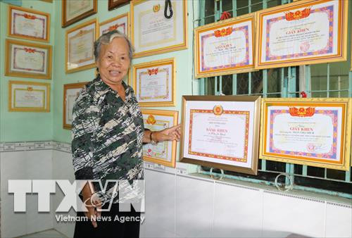 Bà Trần Thị Chích vinh dự nhận nhiều Bằng khen, giấy khen vì có nhiều thành tích, đóng góp cho xã hội. Ảnh: Nguyễn Thành - TTXVN Bà Trần Thị Chích vinh dự nhận nhiều Bằng khen, giấy khen vì có nhiều thành tích, đóng góp cho xã hội. Ảnh: Nguyễn Thành - TTXVN