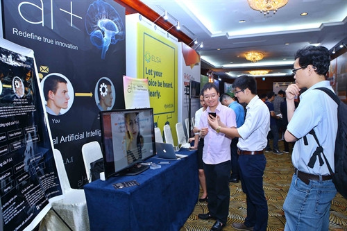 Khách tham quan các gian triển lãm sản phẩm về công nghệ. Ảnh: Minh Quyết – TTXVN Khách tham quan các gian triển lãm sản phẩm về công nghệ. Ảnh: Minh Quyết – TTXVN