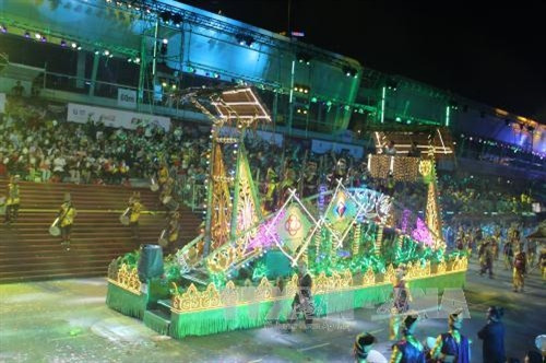 Các đoàn diễu hành đi qua lễ đài