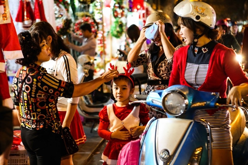 Một em bé được mẹ sắm cho bộ trang phục để đón Giáng sinh 2016. Một em bé được mẹ sắm cho bộ trang phục để đón Giáng sinh 2016.